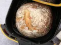Chleb z airfryer, świeżo upieczony, z chrupiącą skórką i puszystym wnętrzem, gotowy do podania.
