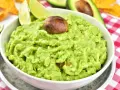 Pyszny, domowy przepis na guacamole z awokado, limonką i pestką. Idealny na imprezę!