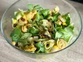 Pyszna, kolorowa sałatka z tortellini, kukurydzą i suszonymi pomidorami. Idealna na letnie dni, to najlepsza sałatka z tortellini!