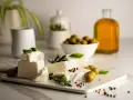 Ser feta, oliwki i oliwa z oliwek – klasyka kuchni greckiej. Idealne na letnią przekąskę.