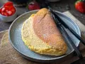 Puszysty omlet, idealny na śniadanie. Ten przepis na puszysty omlet zachwyci każdego. Podany z cukrem pudrem i truskawkami.