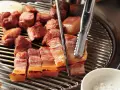 Kawałki boczku, idealne do grillowania, nabierają apetycznego koloru. Marynata do boczku na grilla sprawi, że będą soczyste i aromatyczne.