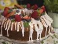 Babka cytrynowa na oleju Ewy Wachowicz, udekorowana świeżymi owocami i lukrem.