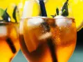 Orzeźwiający aperol bezalkoholowy z lodem, plasterkiem pomarańczy i miętą. Idealny na upalne dni.