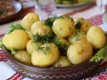 Młode ziemniaki z koperkiem, podane w glinianej misie. Czy ziemniaki tuczą? Zależy jak je przygotujesz!