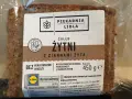 Chleb żytni razowy z ziarnami żyta i siemieniem lnianym, 227 kcal na 100g. Bez konserwantów i drożdży. Idealny na zdrową kromkę.