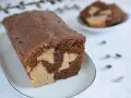 Wilgotna babka marmurkowa na oleju, z czekoladową polewą, prezentuje się apetycznie.