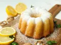 Puszysta babka cytrynowa posypana cukrem pudrem, idealna na niedzielne popołudnie. Ten przepis na babkę cytrynową jest prosty i szybki.
