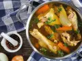 Aromatyczny rosół z kurczaka z marchewką i cebulą, gotowy do podania. Idealny na chłodne dni, a jego przygotowanie nie jest skomplikowane.