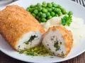 Idealne niedzielny obiad dla gości przepisy: panierowany kotlet z kurczaka z zielonym farszem, puree ziemniaczane i groszek.