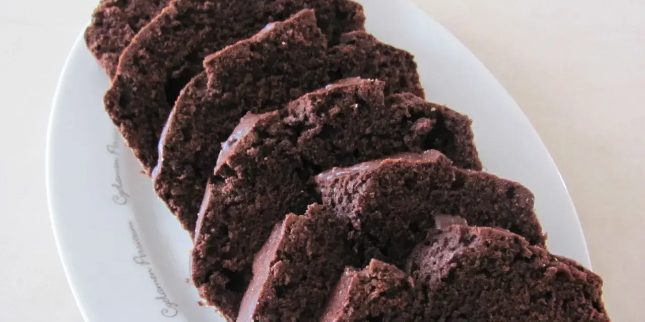 Wilgotna babka czekoladowa, idealna na deser. Ten przepis na babkę czekoladową jest prosty i szybki.