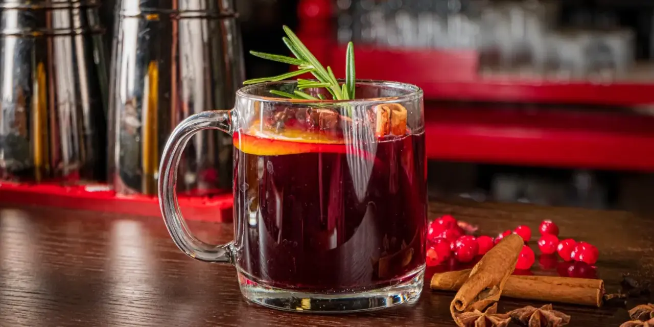 Grzane wino, czyli herbata z alkoholem, podana z pomarańczą, cynamonem i rozmarynem.