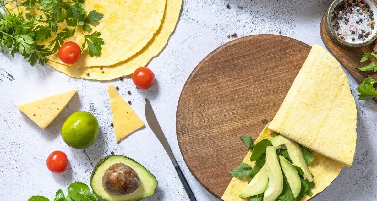Składniki do keto tortilli: awokado, pomidorki, ser, limonka, rukola i przyprawy. Idealny keto tortilla przepis.