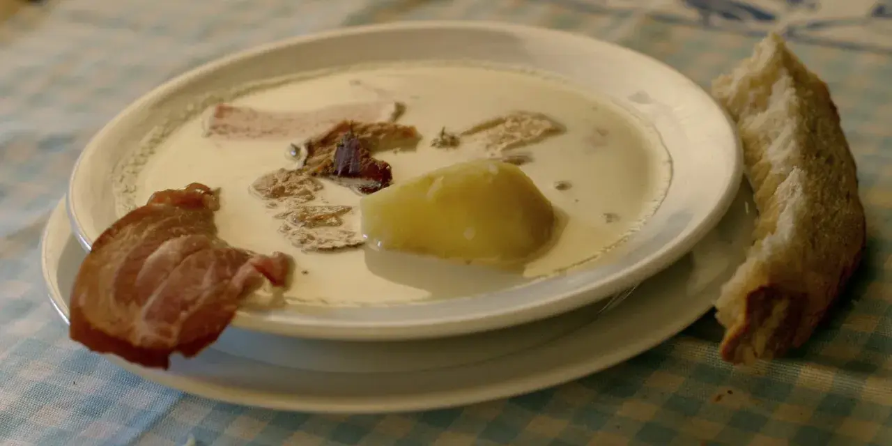 Najprostsza zupa chrzanowa z ziemniakiem i kawałkami wędzonki. Obok kromka chleba.