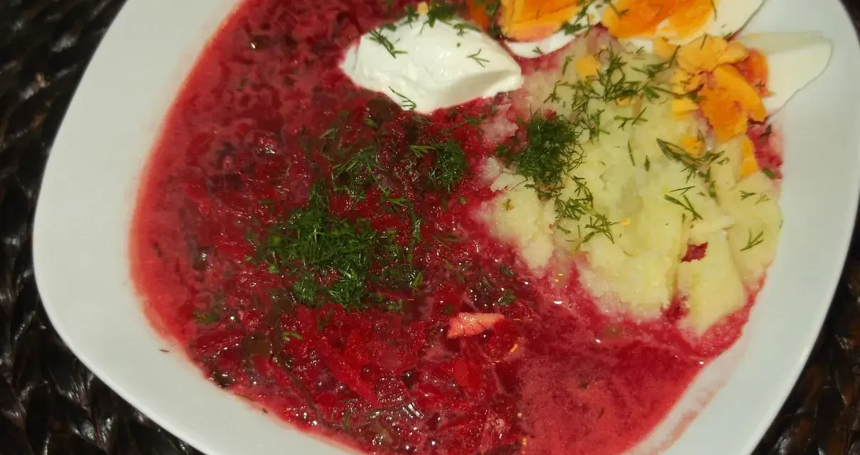 Zupa z botwiny z ziemniakami osobno, podana z jajkiem i koperkiem. Pyszne danie na chłodne dni.