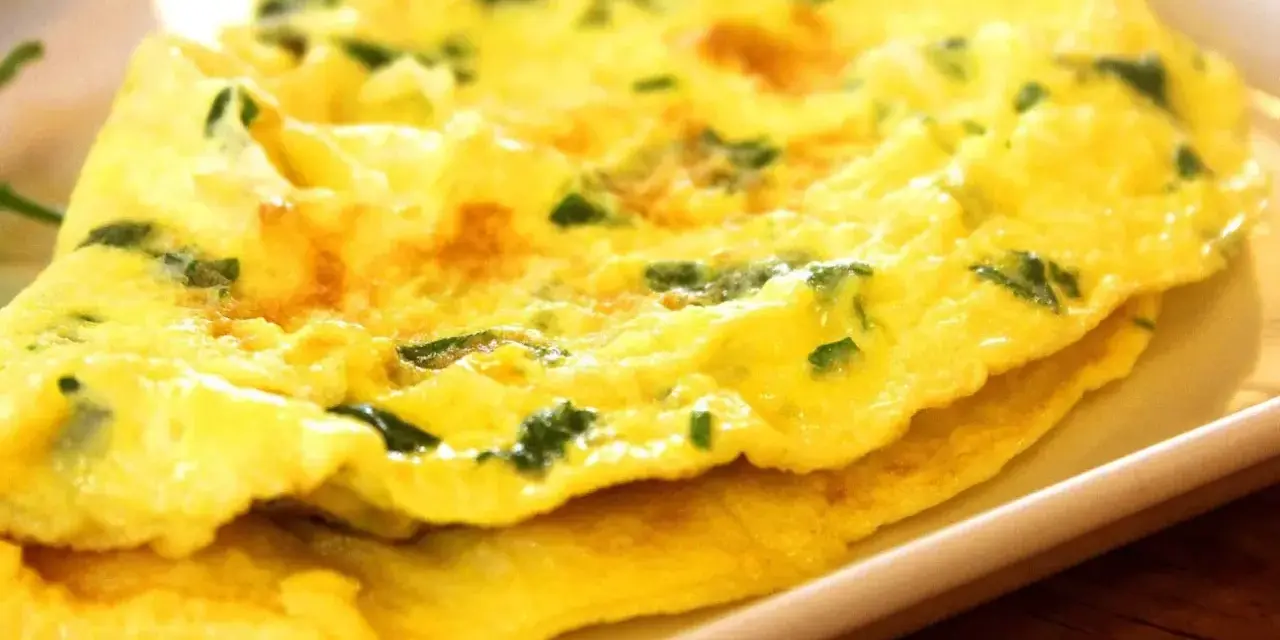 Złocisty omlet z ziołami, idealny na śniadanie keto. Puszysty i aromatyczny, gotowy do podania.