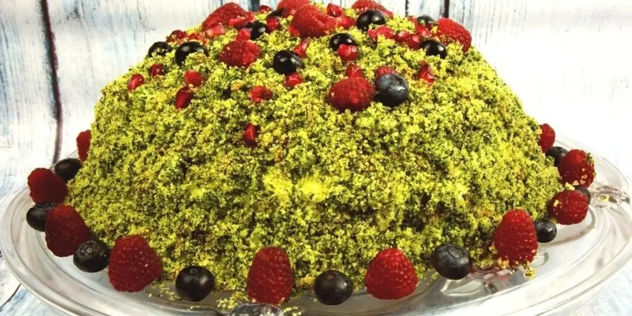 Wyjątkowe ciasto leśny mech na dużą blachę z serkiem mascarpone, ozdobione malinami, borówkami i granatem.