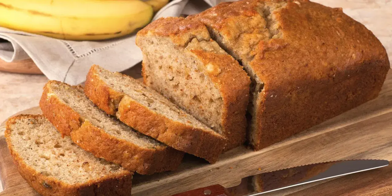 Gotowy chlebek bananowy, idealny na śniadanie. Ten przepis na chlebek bananowy jest prosty i pyszny.