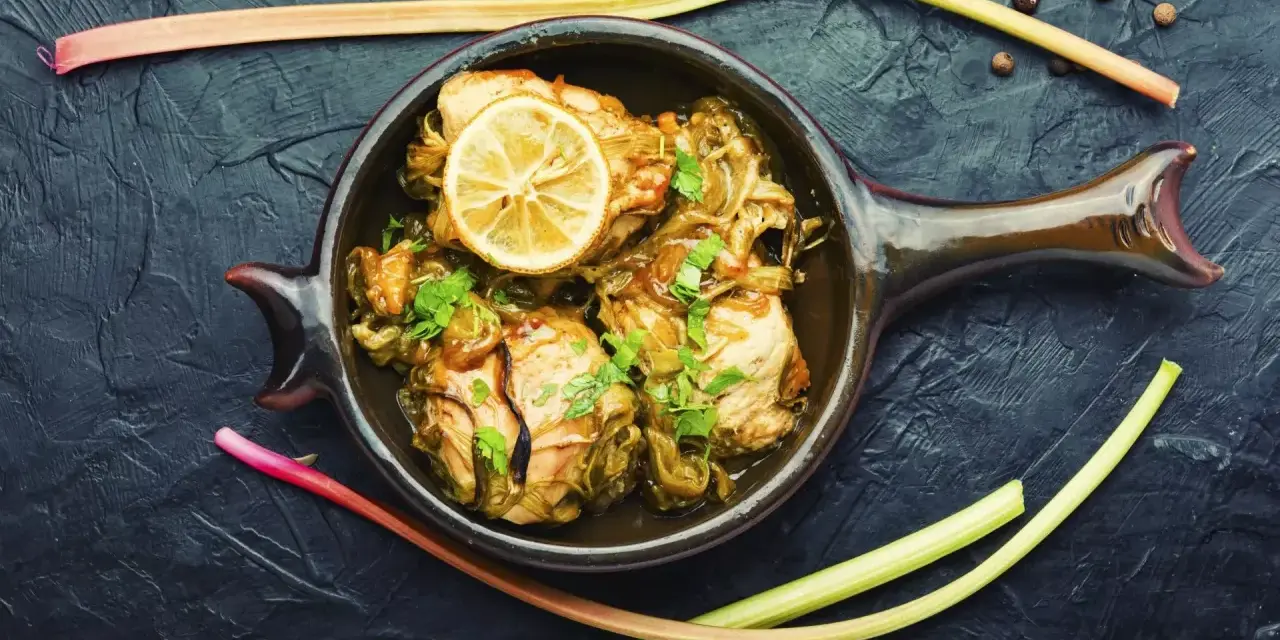 Danie z kurczaka z rabarbarem i cytryną w naczyniu w kształcie ryby. Świetny pomysł, co zrobić z rabarbaru!