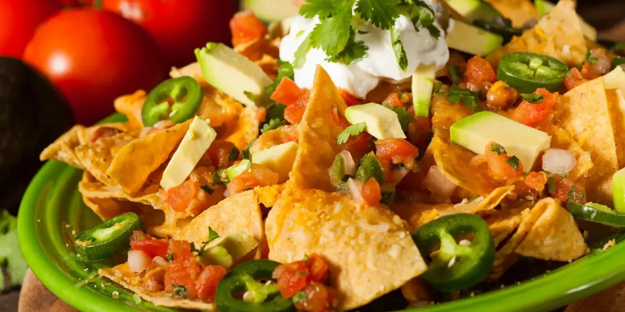 Nachos z serem, awokado, pomidorami i jalapeño. Idealna przyprawa meksykańska na imprezę.