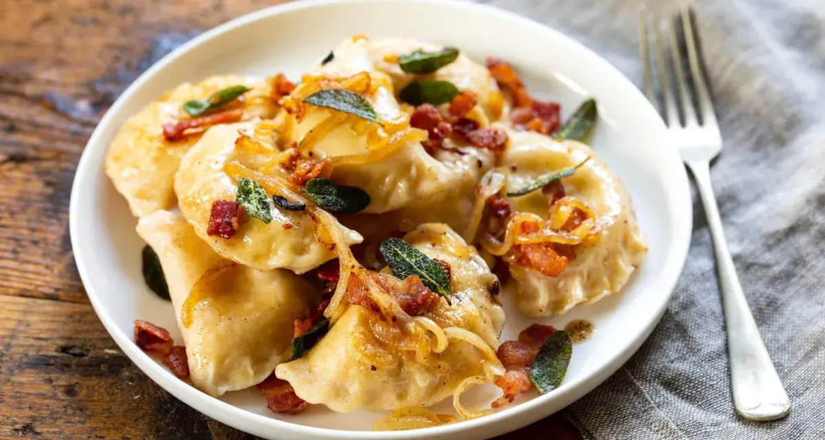 Pyszne pierogi z boczkiem i cebulką. Wiesz, ile gotować pierogi, by były idealne?