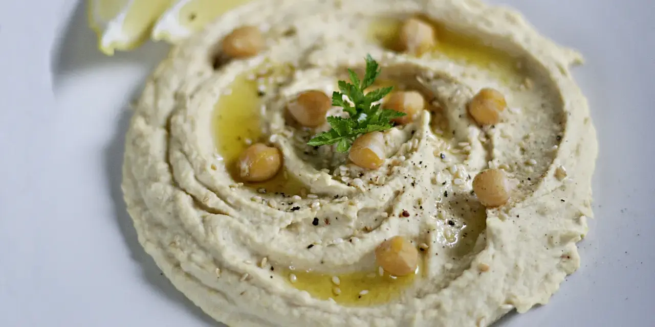 Pyszny, kremowy hummus co to? To pasta z ciecierzycy, oliwa, sezam i cytryna. Idealna przekąska!