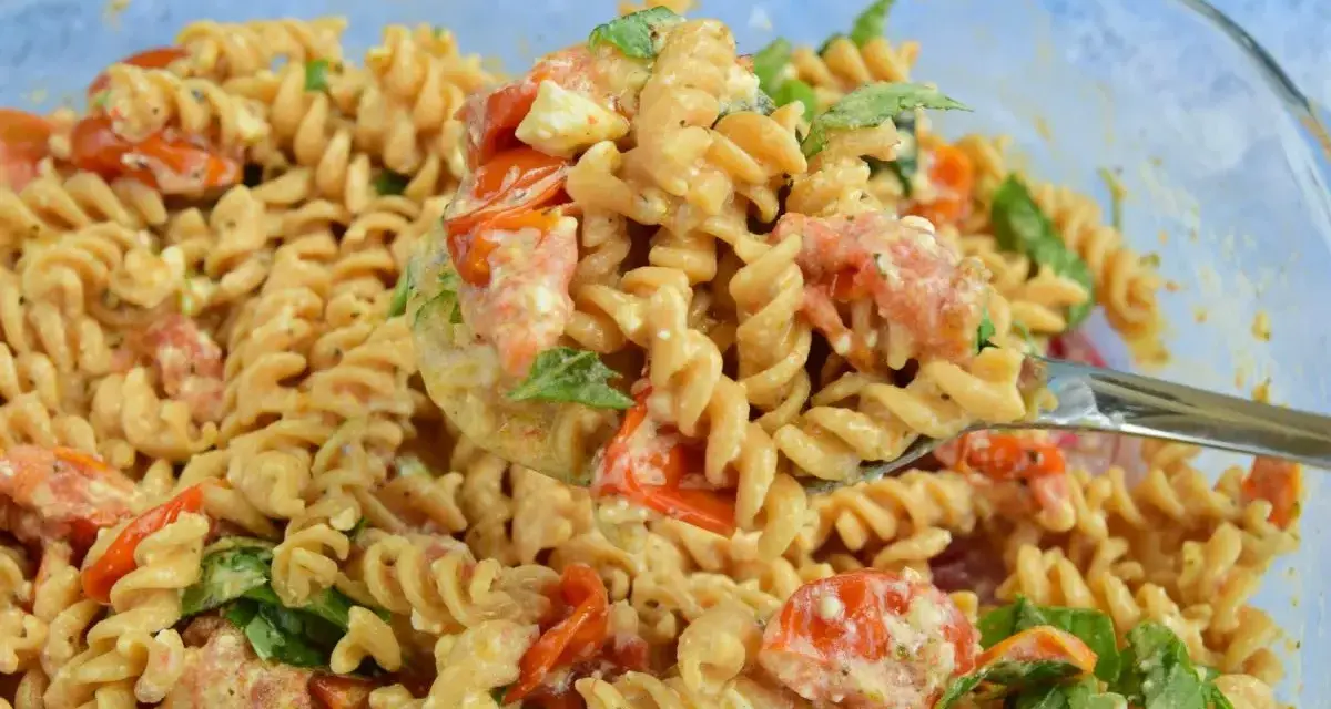Szybka kolacja: makaron fusilli z pomidorkami, fetą i bazylią w kremowym sosie. Idealne danie na każdy dzień.
