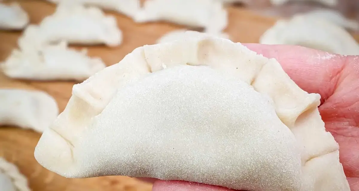 Gotowe do lepienia pierogi na desce. Idealne ciasto na pierogi, jak u Magdy Gessler, czeka na nadzienie.