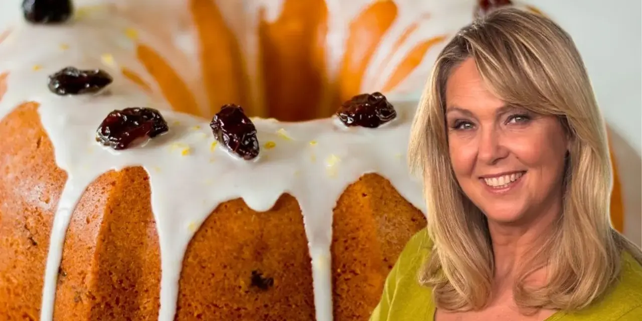 Babka pomarańczowa Ewy Wachowicz, udekorowana lukrem i rodzynkami, prezentuje się apetycznie.