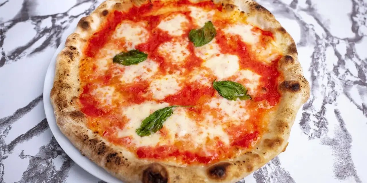 Klasyczna pizza Margherita, idealna na każdy dzień. Poznaj autentyczny pizza włoska przepis i poczuj smak Neapolu!