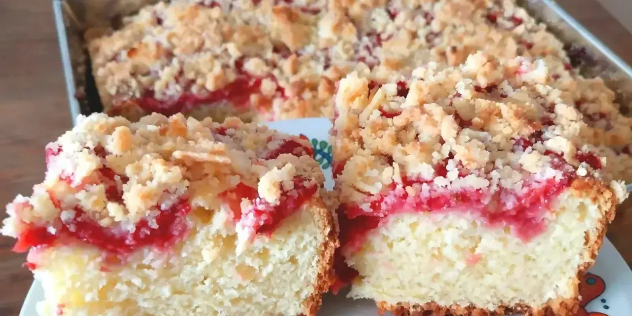 Pyszna babka w keksówce z kruszonką i owocami. Idealna na deser lub podwieczorek.