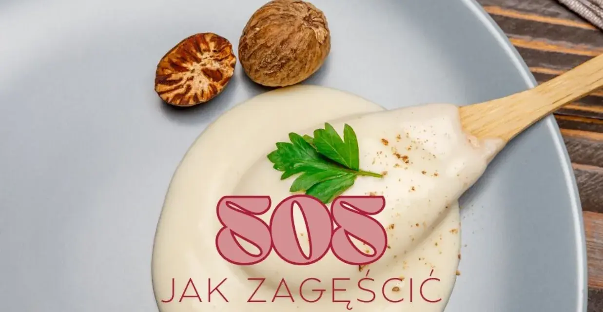 Gęsty sos śmietanowy na talerzu, z gałką muszkatołową i natką pietruszki. Tekst: SOS JAK ZAGĘŚCIĆ.