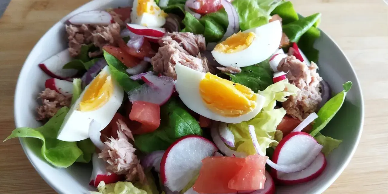 Prosta sałatka z tuńczykiem i jajkiem, z pomidorem, rzodkiewką i czerwoną cebulą.