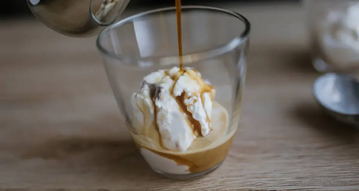 Gorące espresso zalewa gałkę lodów waniliowych, tworząc pyszne affogato.