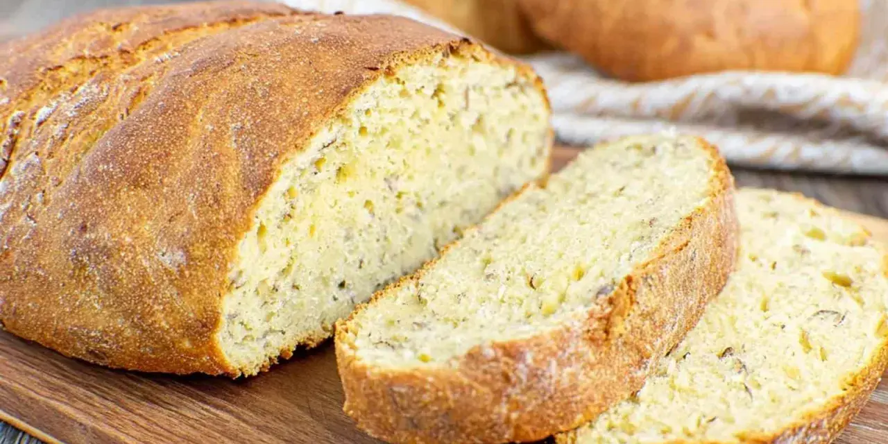 Pyszny, domowy chleb bez glutenu z chrupiącą skórką i miękkim wnętrzem, idealny na kanapki.