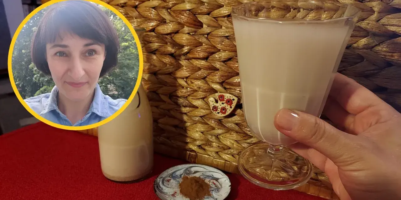 Kobieta z uśmiechem prezentuje szklankę z wodą owsianą, obok butelka i cynamon.
