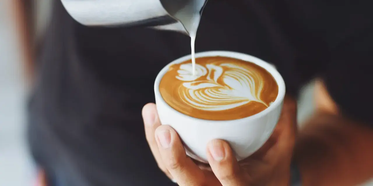 Biała kawa: Co to jest? Flat white, latte, cappuccino różnice i przepis