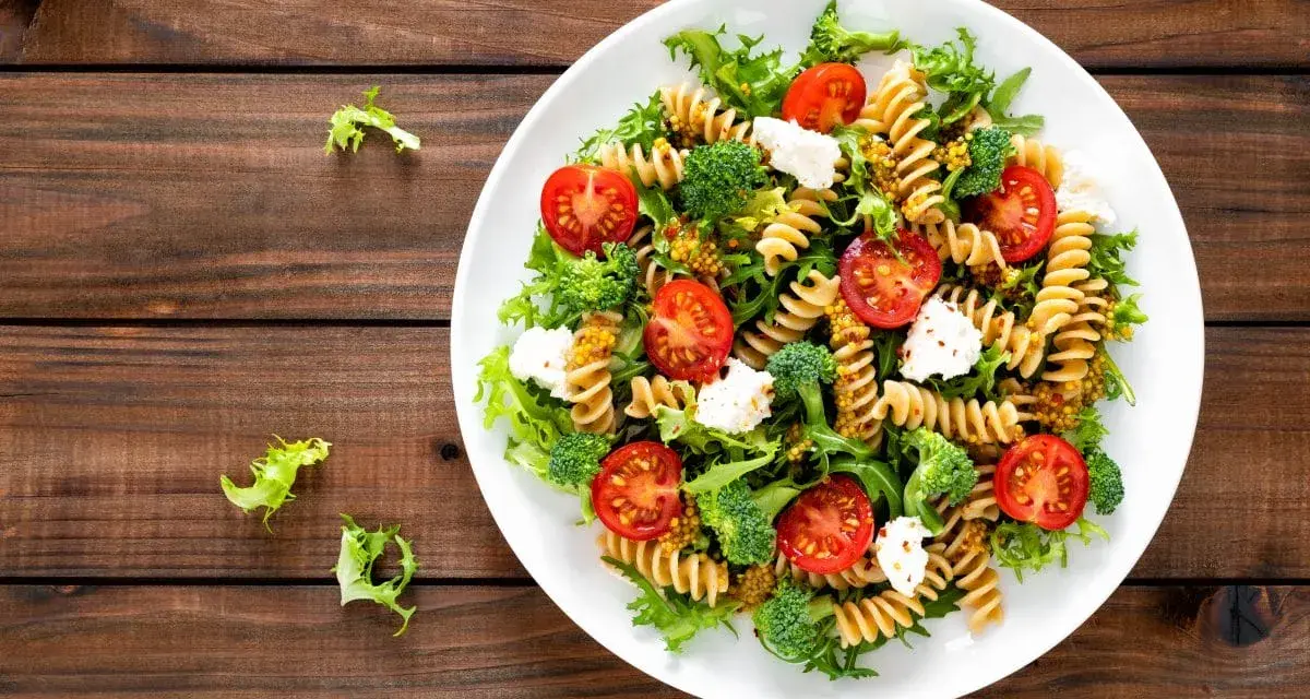 Kolorowa sałatka z makaronem fusilli, pomidorkami, brokułami i fetą. Idealna na lekki obiad, to najlepsza sałatka z makaronem.