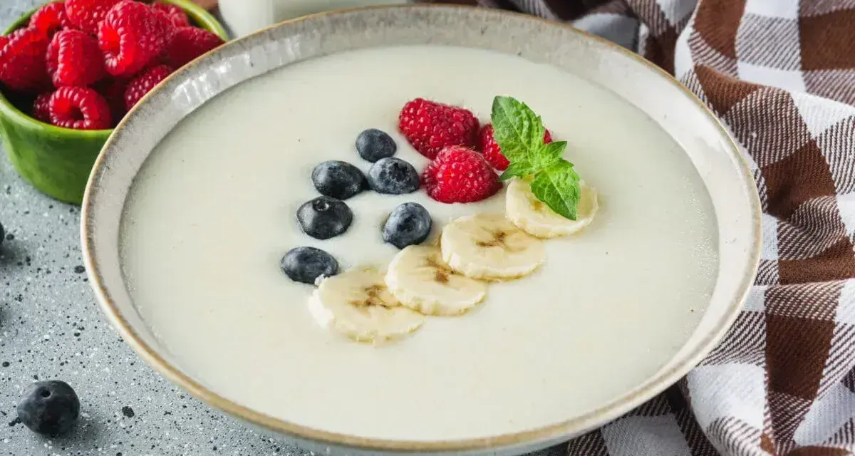 Pyszny grysik na mleku z malinami, borówkami i bananem. Idealne śniadanie dla każdego.