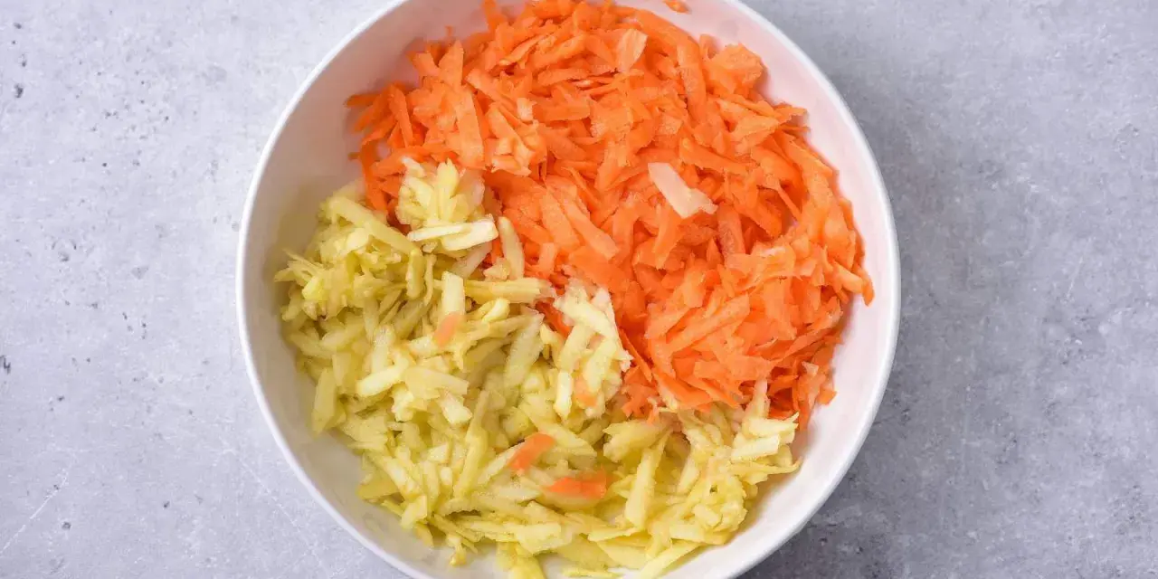Start your healthy meal with this vibrant surówka z marchewki z majonezem. Świeżo starta marchewka i jabłko czekają na dodatek majonezu.