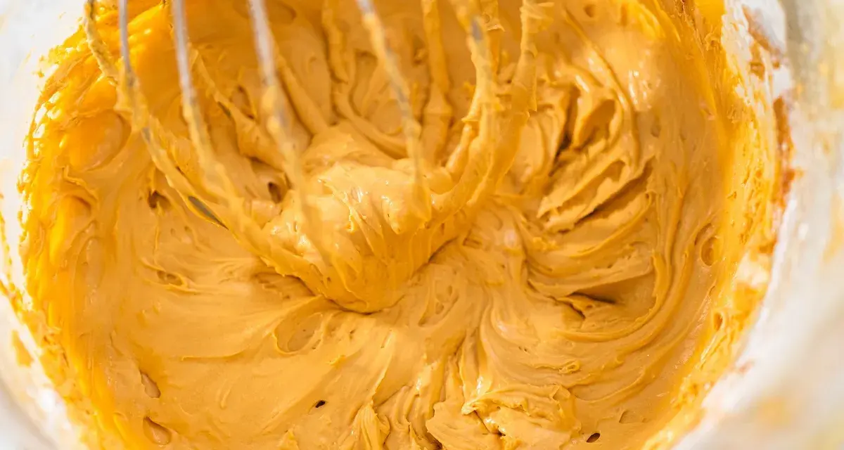 Gładki, puszysty krem z masy kajmakowej i mascarpone, właśnie ubijany mikserem. Idealny do tortu!