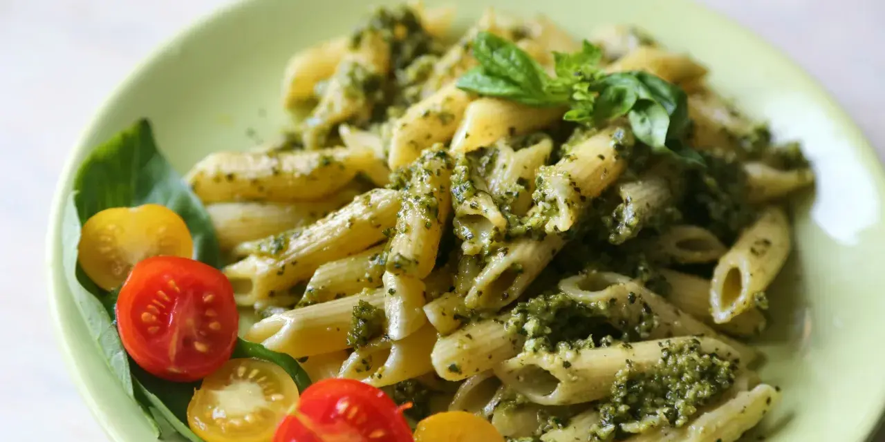Penne z pesto i pomidorkami koktajlowymi. Pyszny obiad bez mięsa, idealny na szybki posiłek.