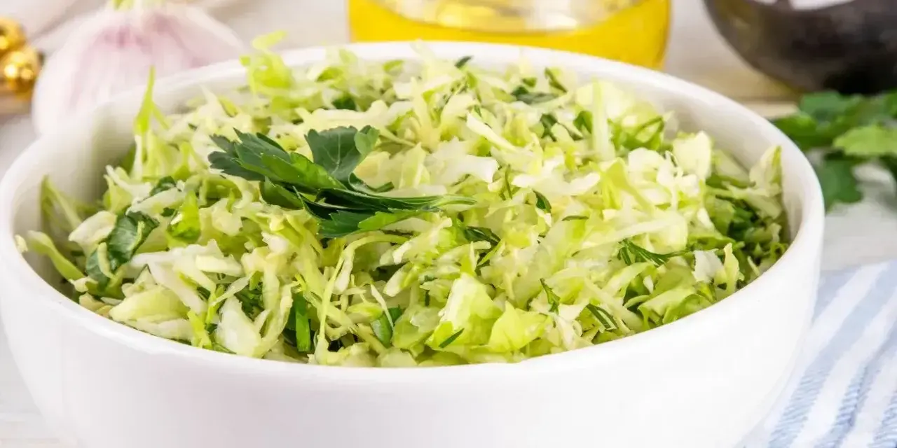 Sałatka z kapusty z czosnkiem i ziołami, idealna jako dodatek do obiadu. Cząber do czego? Do takich właśnie świeżych, aromatycznych sałatek!
