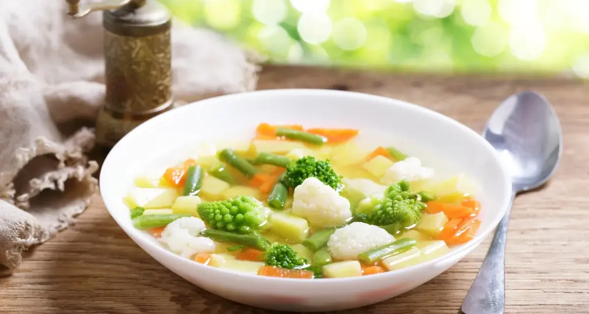 Aromaticzna, tradycyjna zupa jarzynowa z brokułami, kalafiorem, fasolką szparagową i marchewką.