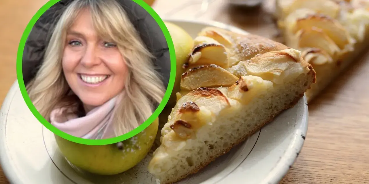 Uśmiechnięta blondynka prezentuje najprostsze ciasto drożdżowe bez wyrabiania z jabłkami.