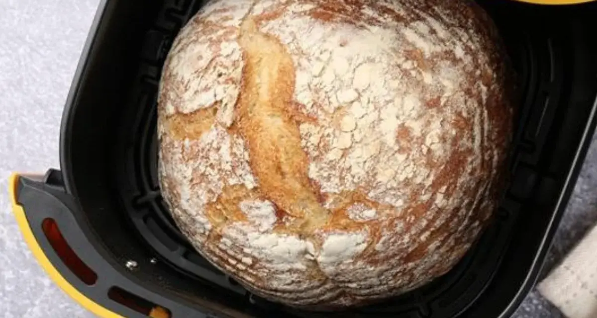 Chleb z airfryer, świeżo upieczony, z chrupiącą skórką i puszystym wnętrzem, gotowy do podania.