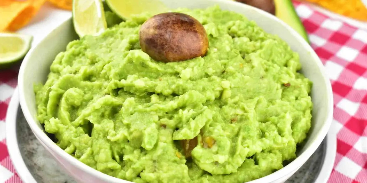 Pyszny, domowy przepis na guacamole z awokado, limonką i pestką. Idealny na imprezę!