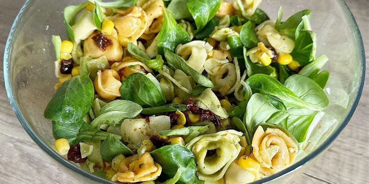 Pyszna, kolorowa sałatka z tortellini, kukurydzą i suszonymi pomidorami. Idealna na letnie dni, to najlepsza sałatka z tortellini!