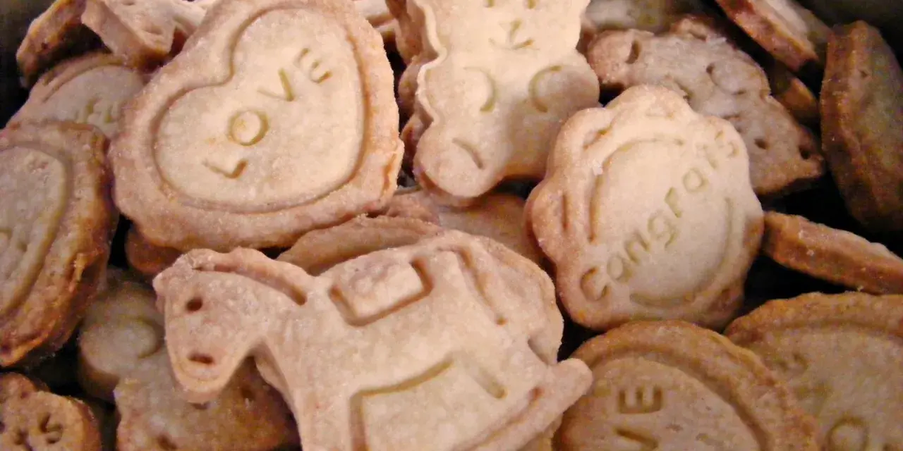 Szybkie kruche ciasteczka w kształcie serc z napisem "LOVE", misiów, koników na biegunach i kwiatków z napisem "Congrats".