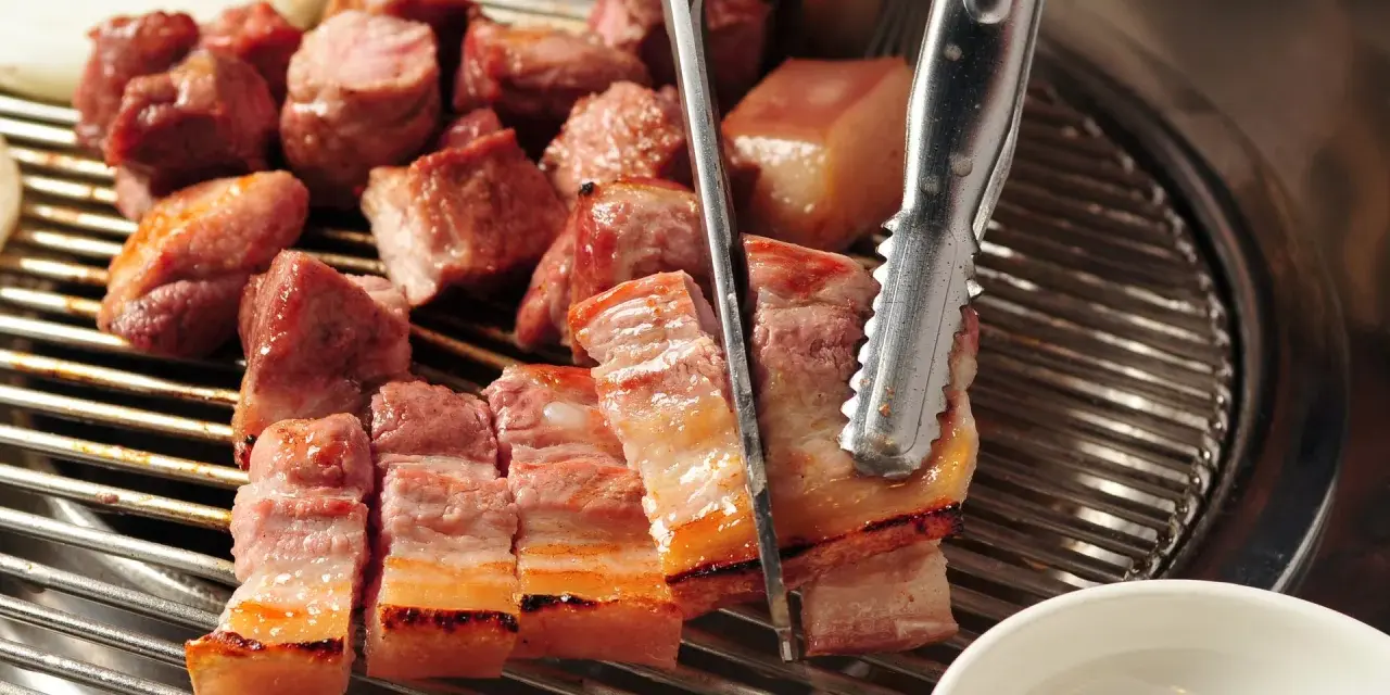 Kawałki boczku, idealne do grillowania, nabierają apetycznego koloru. Marynata do boczku na grilla sprawi, że będą soczyste i aromatyczne.